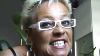 Une youtube film porno amateur maman aux cheveux noirs hypnotisante exhibe son étagère en plastique complètement nue. Une salope bien roulée tripote sa chatte rasée avec ses mains et joue avec ses juggs.